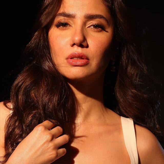पाकिस्तानी एक्ट्रेस माहिरा खान (Mahira Khan) पाक फिल्म इंडस्ट्री के सबसे बड़े नामों से एक हैं. सोशल मीडिया पर काफी बिजी रहने वाली माहिरा ने कुछ लेटेस्ट फोटोज़ इंटरनेट पर शेयर की हैं. आलम ये है कि माहिरा खान की ये तस्वीरें अब चर्चा का विषय बन गई हैं.
