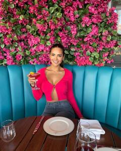 Esha Gupta Pics: डीप नेक क्रॉप टॉप में लंच पर पहुंचीं ईशा गुप्ता, सामने आईं ये सिजलिंग तस्वीरें