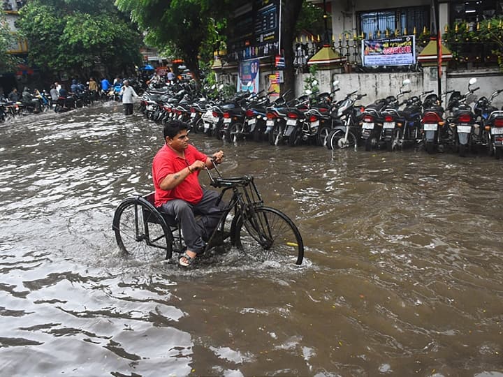 Surat Due to heavy rains many parts of city were submerged water entered people homes electricity went off Surat Weather News: भारी बारिश के चलते शहर के कई हिस्से जलमग्न, लोगों के घरों में घुसा पानी, बिजली गुल