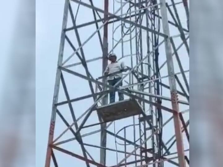 Video: Outgoing ward councilor climbs mobile tower to solve water logging problem in Buxar ann Video: जलजमाव की समस्या के निदान हेतु मोबाइल टावर पर जा चढ़ा निवर्तमान वार्ड पार्षद, आत्महत्या की देने लगा धमकी