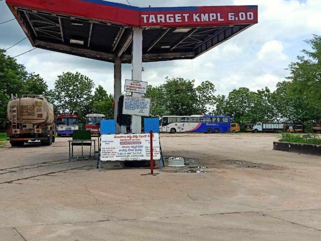 Karnataka diesel for Nizamabad RTC buses Nizamabad News: నిజామాబాద్‌ ఆర్టీసీ బస్సులకు కర్ణాటక డీజిల్- ఖజానాకు భారీగా గండి