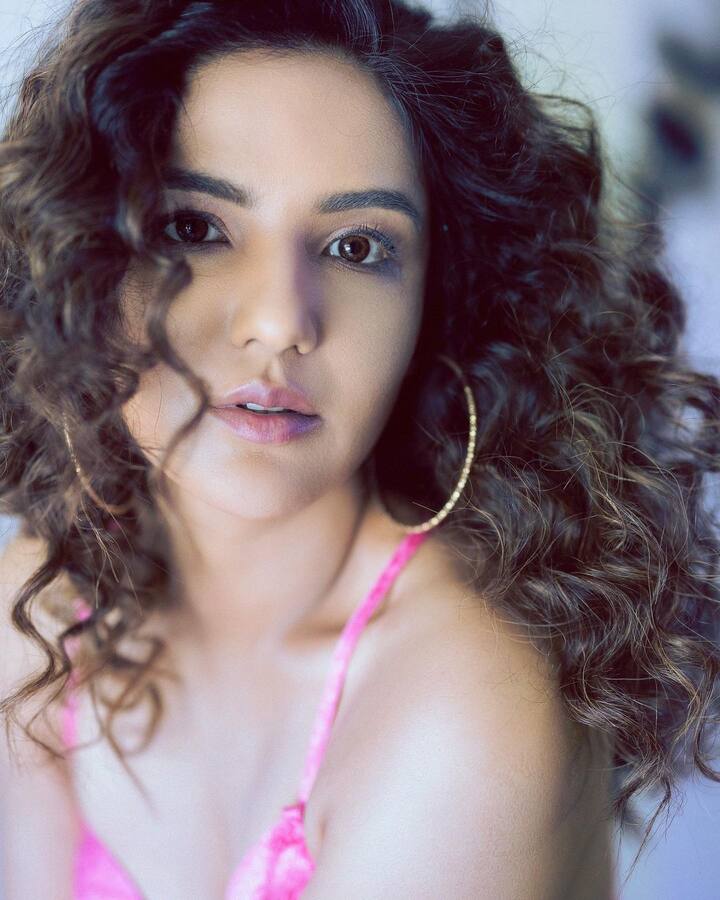 जैस्मिन भसीन का कर्ली हेयर स्टाइल है उनके चार्म को और बढ़ा रहा है. एक्ट्रेस की ये कातिलाना तस्वीरें फैंस को बेहद पसंद आ रही हैं.