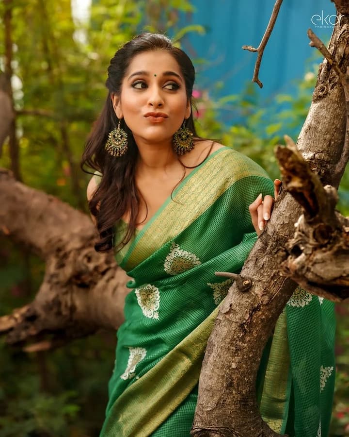ఓ పక్క సినిమాలు, టీవీ షోలు అంటూ బిజీగా గడుపుతోంది ఈ బ్యూటీ. (Photo Courtesy: Rashmi Gautam Instagram)
