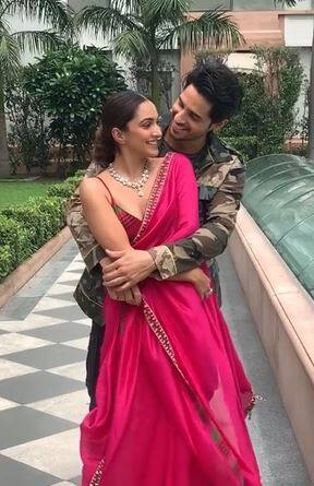 कियारा आडवाणी की सिद्धार्थ मल्होत्रा ​​के घर की कई ट्रिप्स ने केवल डेटिंग रिपोर्टों को हवा दी जो जंगल की आग की तरह फैल गई. हाल ही में, ऐसी खबरें थीं कि दो 'लवबर्ड्स' (अफवाहें) ने इसे छोड़ दिया है.