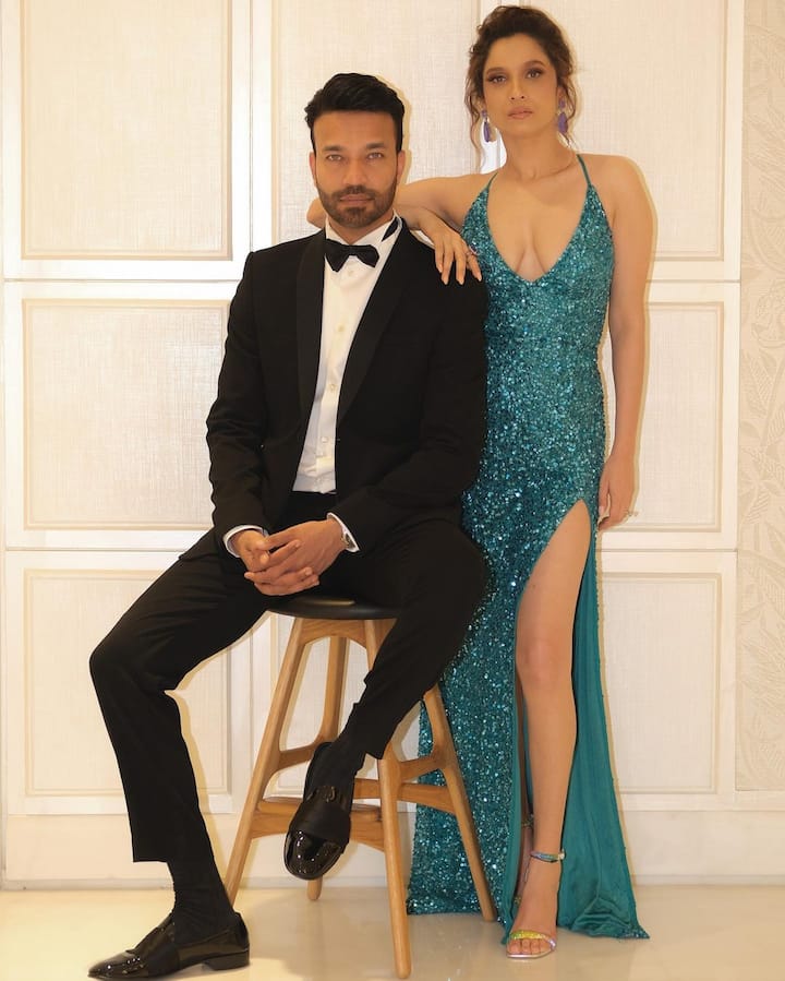 या फोटोमध्ये दोघे पार्टी आऊटफिट्समध्ये दिसत आहेत. (Ankita Lokhande/Instagram)