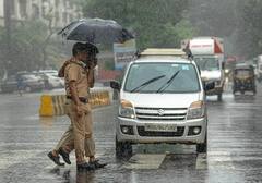 Mumbai Rains :  मुंबईत पावसाची दमदार हजेरी;  लोकल वाहतूक संथ गतीने