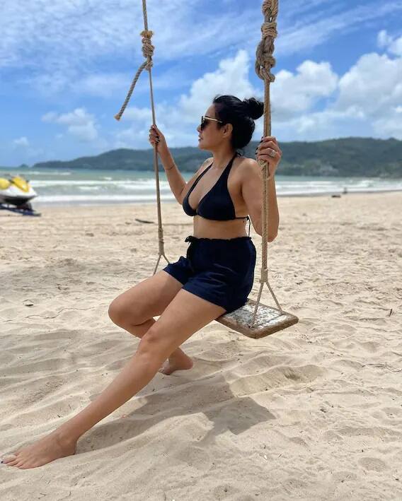 તસવીરોમાં કામ્યા પંજાબી હૉટ લૂકમાં દેખાઇ રહી છે અને દરિયા કિનારે ઝૂલા ઝૂલતા પૉઝ આપી રહી છે.