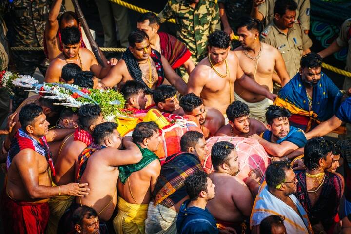 দুই বছরের কড়া কোভিড বিধির কারণে রথযাত্রার সময় পুরীর চেনা ছবি একেবারেই হারিয়ে গিয়েছিল। এবার অবশ্য ভক্ত সমাগমের অনুমতি দেওয়া হয়েছে। তার ফলেই এবার ঢল নেমেছে। মন্দির চত্বরে ওড়িশি নৃত্য প্রদর্শন। গান-বাজনার আসর সবই বসেছে। ফিরেছে চেনা ধুমধামের ছবি। ছবি: শ্রী জগন্নাথ মন্দির অফিসের অফিসিয়াল টুইটার হ্যান্ডেল (@SJTA_Puri)