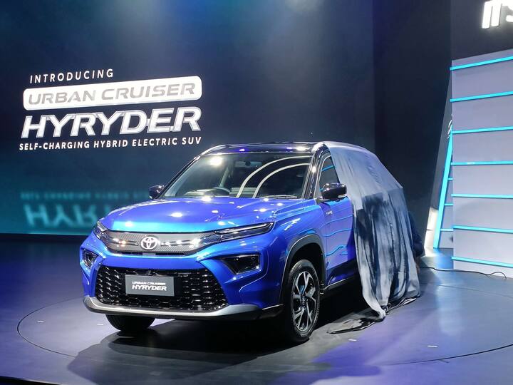 टोयोटा किर्लोस्कर मोटरने (Toyota Kirloskar Motor) अखेर आपली आगामी मध्यम आकाराची SUV अर्बन क्रूझर Hyryder सादर केली आहे. विशेष बाब म्हणजे Hyryder ला सेल्फ चार्जिंगसारख्या हायब्रिड इलेक्ट्रिक पॉवरट्रेनसह सादर करण्यात आले आहे. कंपनीने या कारची बुकिंग सुरू केली आहे. ग्राहक 25,000 रुपयांच्या टोकन रकमेसह ऑनलाइन आणि ऑफलाइन बुकिंग करू शकतात. कंपनी आपली ही नवीन SUV ऑगस्ट किंवा सप्टेंबर 2022 मध्ये बाजारात लॉन्च करणार आहे.