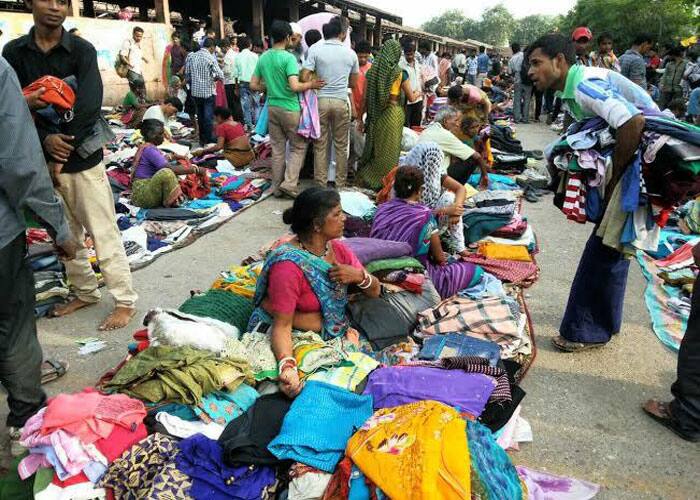 महिला बाजार, दिल्ली - अजमेरी गेट इलाके में रविवार के दिन लगने वाला ये बाजार काफी खास है. महिला बाजार में महिलाओं की जरूरत से जुड़ी करीब-करीब हर चीज मिल जाती है. साथ ही यहां महिला दुकानदारों की आर्थिक स्थिति सुधारने के मकसद से कई कदम भी उठाए गए हैं. सुबह 9 बजे से शाम 5 बजे तक लगने वाले इस बाजार में कपड़े, जूते, कॉस्मेटिक्स और ज्वैलरी तक आप खरीद सकते हैं.