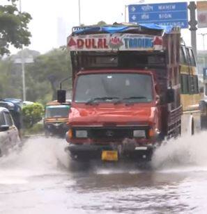 मुंबईच्या अनेक सखल भागात पाणी साचलं