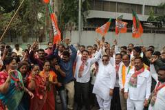 वारंगल में सड़क पर बीजेपी और कांग्रेसी कार्यकर्ता में झड़प, झड़प में एक पुलिसकर्मी घायल