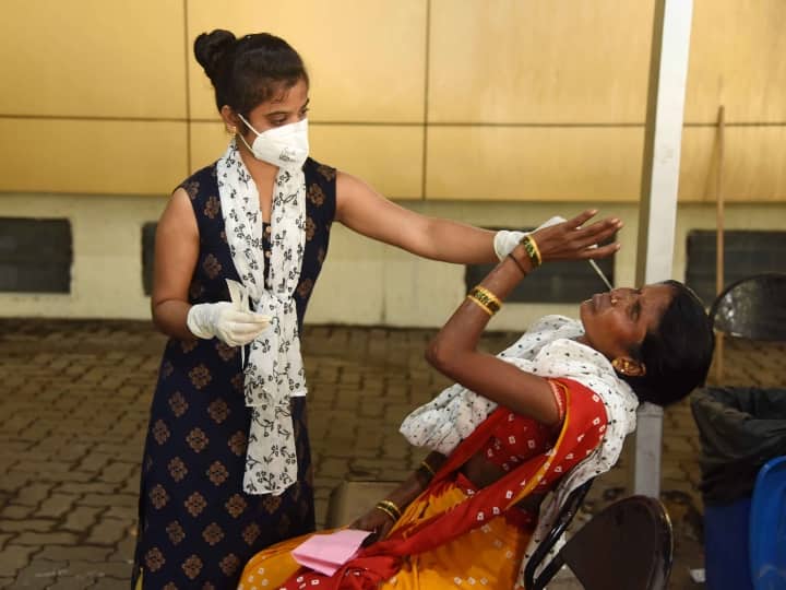 Delhi reports 813 fresh coronavirus cases today three deaths in last 24 hours Delhi Corona Update: दिल्ली में पिछले 24 घंटे में कोरोना के 813 नए केस, पॉजिटिविटी रेट 5.30 फीसदी