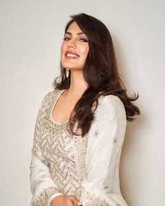 PHOTO : टीव्ही होस्ट ते अभिनेत्री, ‘असा’ होता रिया चक्रवर्तीचा करिअर प्रवास