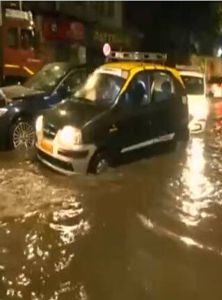 अंधेरी सब वे मध्ये तीन ते चार फूट पाणी