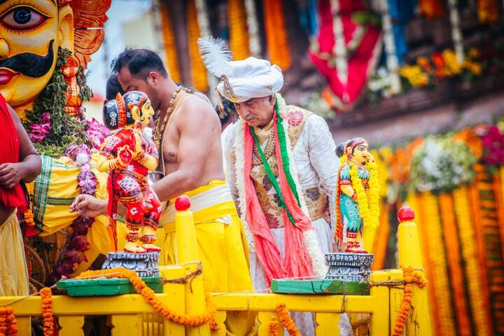 পোহন্ডিবিজয়ের পর পুরীর রাজা সোনার ঝাঁটা দিয়ে রাস্তা পরিষ্কার করেন। এই রীতিকে বলা হয় ছেড়াপহরা। এরপর গড়াবে রথের চাকা। ছবি: শ্রী জগন্নাথ মন্দির অফিসের অফিসিয়াল টুইটার হ্যান্ডেল (@SJTA_Puri)