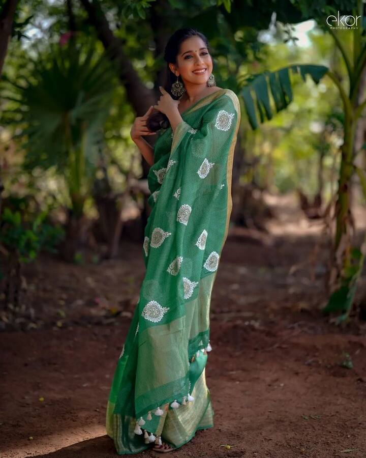 చీరలో ఎంతో అందంగా కనిపిస్తోంది రష్మీ గౌతమ్ (Photo Courtesy: Rashmi Gautam Instagram)