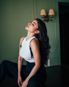 Mouni Roy Pics: क्रॉप टॉप में मौनी रॉय ने दिया दिलकश लुक, फोटोज देख आपके भी छूट जाएंगे पसीने