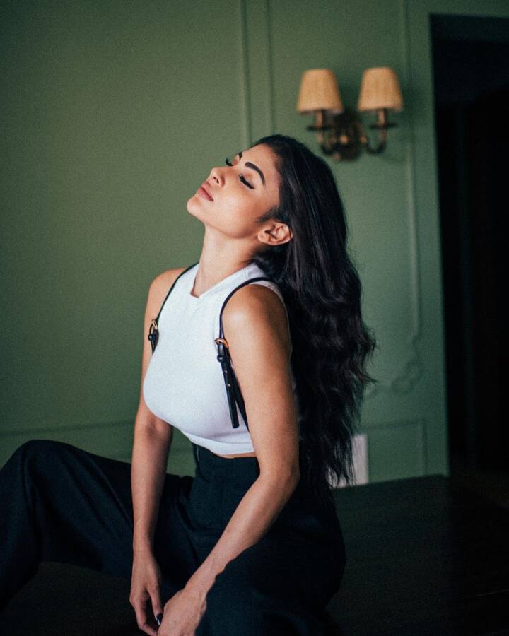 'ब्रह्मास्त्र' फिल्म में मौनी रॉय का नेगेटिव रोल देखने को मिलेगा. फिल्म के ट्रेलर में उनके लुक को देख हर कोई हैरत में पड़ गया था.