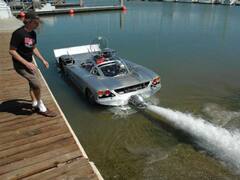 पाण्यासोबत रस्त्यावरही धावते 'ही' कार, फीचर्सही आहेत दमदार