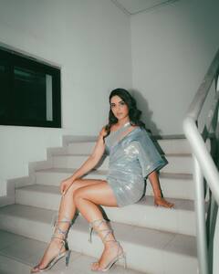 Jasmin Bhasin Pics: शिमरी ड्रेस पहनकर कर्ली बालों में जैस्मिन भसीन ने दिए ऐसे क्लोजअप शॉट्स, कातिलाना अदाओं से नहीं हटेंगी नजरें