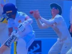 Watch: गेंद पर था फोकस, इधर गिल्ली उड़कर जा लगी प्राइवेट पार्ट पर, मुस्कुराहट के साथ दर्द छुपाते नजर आए डेविड वॉर्नर