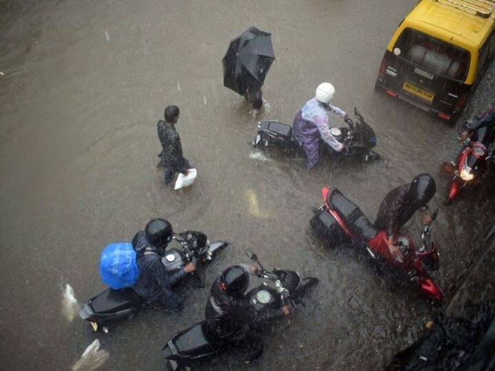 Mumbai Rain: due to heavy rain waterlogging in many areas from Andheri to Santacruz Mumbai Rain: एक दिन की बारिश से बेहाल हुई मुंबई,अंधेरी से सांताक्रूज तक कई इलाके में भरा पानी, यातायात व्यवस्था हुई ठप