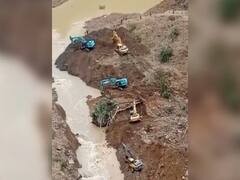 பெரும் நிலச்சரிவு... ஆற்றிலிருந்து வெளியே கொண்டு வரப்படும் உடல்கள்... பதைபதைக்கும் வீடியோ