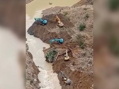Bodies Pulled Out From Manipur River After Massive Landslide பெரும் நிலச்சரிவு... ஆற்றிலிருந்து வெளியே கொண்டு வரப்படும் உடல்கள்... பதைபதைக்கும் வீடியோ