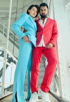 Gippy Grewal: ਤਸਵੀਰਾਂ `ਚ ਦੇਖੋ ਲਾਲ ਸੂਟ `ਚ ਗਿੱਪੀ ਗਰੇਵਾਲ ਦਾ ਵੱਖਰਾ ਅੰਦਾਜ਼