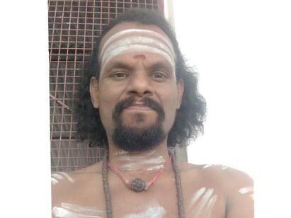 Karur private school teacher sexually assaultedl arrested கரூரில் சாமியார் வேடத்தில் மாணவிக்கு பாலியல் சீண்டல் - தமிழ் ஆசிரியருக்கு தர்ம அடி கொடுத்த மக்கள்..!