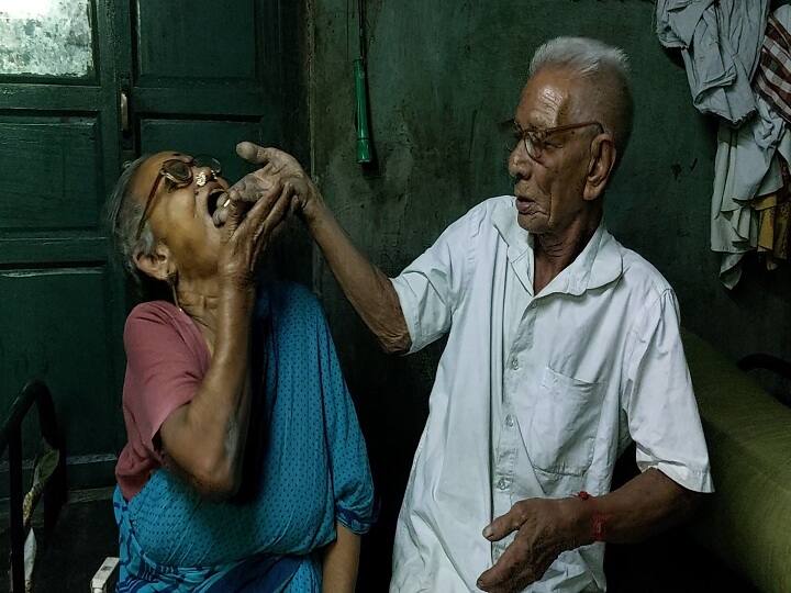 Thiruvarur 100-Year-Old Grandman Takes Care Of Wife By Doing Metalsmith Job After Kids Abandon Them கைவிட்ட பெற்ற பிள்ளைகள்; 100  வயதிலும் பட்டறை நடத்தி  மனைவியை காப்பாற்றும் எனர்ஜி தாத்தா..!