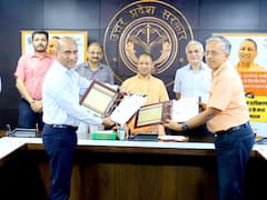 Airports in UP: यूपी के पांच और जिलों को लगे 'पंख', सरकार और AAI के बीच हुआ अनुबंध, जल्द शुरू होगी वायुसेवा