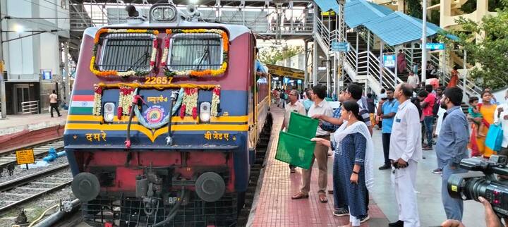 రోజూ 430 కి.మీ ఒక వైపు (మొత్తం 860 కి. మీ) ప్రయాణించే ఈ ట్రైన్ 12 స్టేషన్స్లో అగుతుంది. ఈ రైలును మొదట్లో 18 బోగీలతో నడిపినా ప్రస్తుతం వాటి సంఖ్యను 24కు పెంచారు.