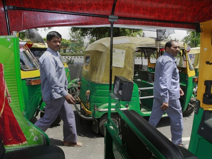 Delhi Auto Rickshaws and Taxis fares Arvind Kejriwal government approves revised fare ANN Delhi: दिल्ली में ऑटो रिक्शा-टैक्सी की सवारी हुई महंगी, नाइट चार्ज में कोई बदलाव नहीं, जेब पर कितना होगा असर?