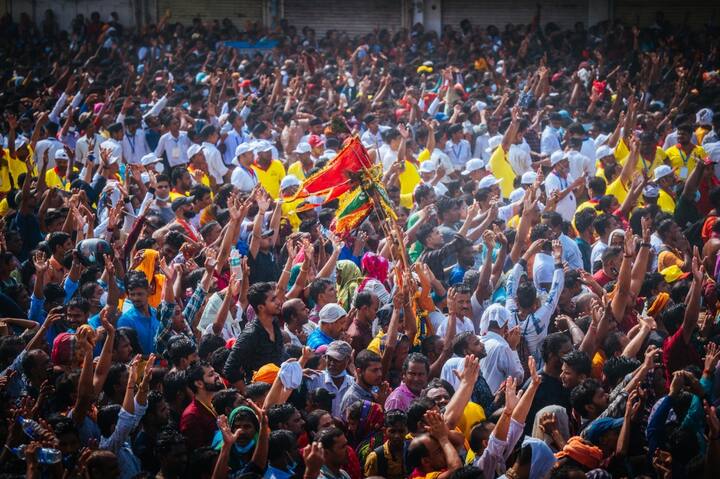 রথ দেখতে, উৎসবে যোগ দিতে বাংলা থেকেও গিয়েছেন বহু ভক্ত। মাঝে দুই বছর কোভিডের কারণে রথযাত্রা হলেও সেখানে ভক্তরা প্রবেশ করতে পারেননি। ফলে এবার সব আগের মতো হয়ে যাওয়ায় স্বাভাবিক ভাবেই উৎসাহ বেড়েছে বহু গুণ। ছবি: শ্রী জগন্নাথ মন্দির অফিসের অফিসিয়াল টুইটার হ্যান্ডেল (@SJTA_Puri)