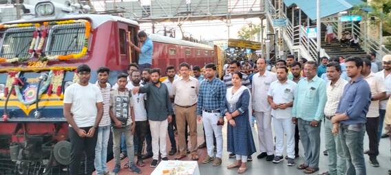 Birth Day For Train: విజయవాడలో 30 ఏళ్ల  రైలుకు బర్త్‌డే వేడుకలు