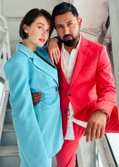 ਗਿੱਪੀ ਗਰੇਵਾਲ ਨੇ ਹਾਲ ਹੀ `ਚ ਆਪਣੇ ਨਵੇਂ ਸੋਲੋ ਗਾਣੇ ਮੁਟਿਆਰੇ ਨੀ ਦਾ ਐਲਾਨ ਕੀਤਾ। ਇਸ ਦੇ ਨਾਲ ਹੀ ਉਨ੍ਹਾਂ ਦੇ ਗੀਤ `ਚ ਕੰਮ ਕਰਨ ਵਾਲੀ ਮਾਡਲ ਨਾਲ ਉਨ੍ਹਾਂ ਨੇ ਬੇਹੱਦ ਖ਼ੂਬਸੂਰਤ ਤਸਵੀਰਾਂ ਵੀ ਸਾਂਝੀਆਂ ਕੀਤੀਆਂ।