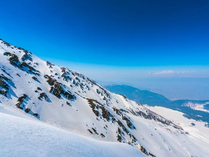 आपकी पूरी यात्रा का ट्रैवल इंश्योरेंस कराया जाएगा और इसके साथ ही आपको हर रात होटल में रुकने की व्यवस्था भी होगी. आप श्रीनगर से दिल्ली और फिर दिल्ली से भुवनेश्वर फ्लाइट से जाएंगे और आएंगे. (PC: Freepik)