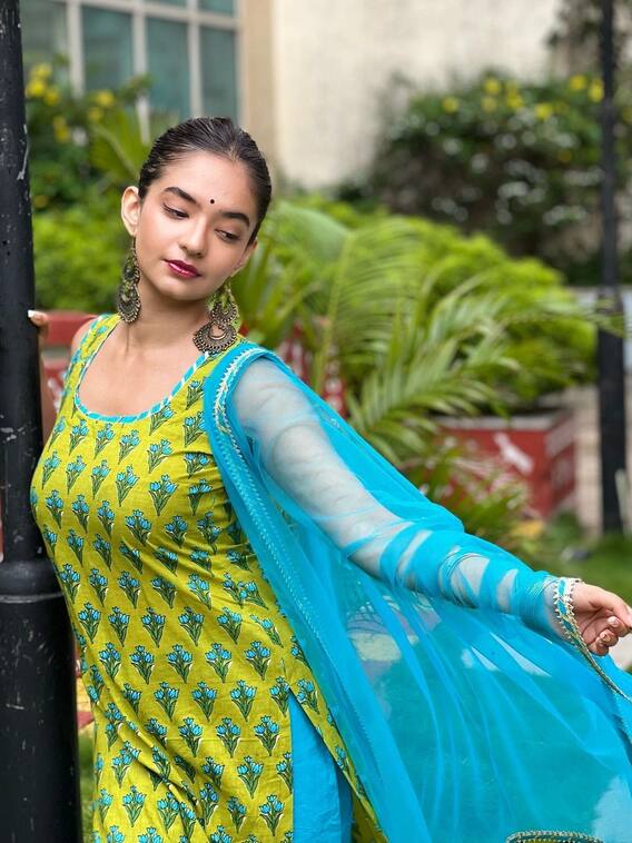 सादगी भरे अंदाज से दिल चुरा रही हैं अनुष्का सेन