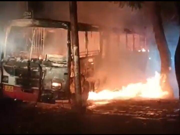 Muzaffarnagar News: मुरादाबाद जा रही बस में लगी आग, बड़ा हादसा टला, थोड़ी देर में जलकर हुई खाक Muzaffarnagar News Fire in the bus coming from Moradabad burnt down in a while ANN Muzaffarnagar News: मुरादाबाद जा रही बस में लगी आग, बड़ा हादसा टला, थोड़ी देर में जलकर हुई खाक