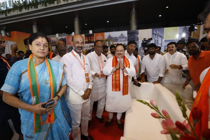 శంషాబాద్‌ విమనాశ్రయంలో బీజేపీ రాష్ట్ర అధ్యక్షుడు బండి సంజయ్‌, నిజామాబాద్‌ ఎంపీ అర్వింద్‌, రాజ్యసభ సభ్యుడు లక్ష్మణ్‌, జాతీయ కార్యవర్గ సభ్యురాలు విజయశాంతి జేపీ నడ్డాకు స్వాగతం పలికారు.