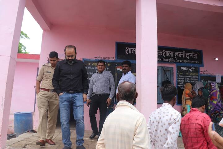 कलेक्टर एवं जिला निर्वाचन अधिकारी चंद्र मोहन ठाकुर ने मतदान और मतगणना सम्पन्न कराने वाले अधिकारी और कर्मचारियों को व्यवस्थित ढंग से काम संपन्न करने के निर्देश दिए.