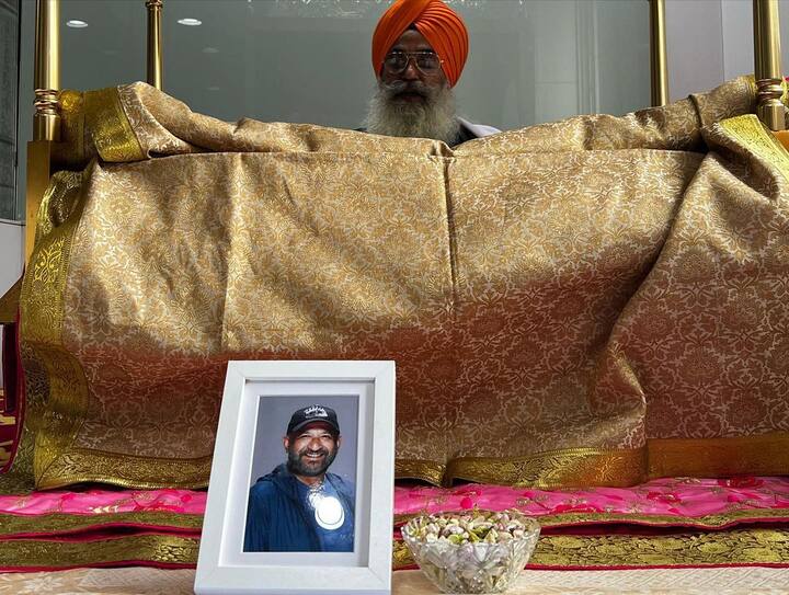 प्रेयर मीट की तस्वीरें शेयर करते हुए मंदिरा ने लिखा, '2 दिन की इबादत और तुम्हारे लिए ढेर सारा प्यार. राज.. आसमान सारा दिन तुम्हारे लिए रोता रहा. जैसे हम रो रहे थे. आप जहां भी हों.. आप शांति से रहें और प्यार से घिरे रहें'