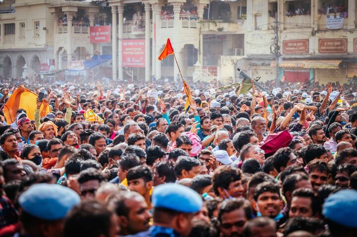 ঐতিহ্য অনুসারে, ভগবান জগন্নাথ শ্রীহরি হলেন ভগবান বিষ্ণুর অন্যতম প্রধান অবতার। জগন্নাথের রথের নির্মাণ ও নকশা অক্ষয় তৃতীয়া থেকে শুরু হয়। বসন্ত পঞ্চমী থেকে শুরু হয় কাঠ সংগ্রহের কাজ। রথের জন্য কাঠ বিশেষ বন দশপল্লা থেকে সংগ্রহ করা হয়। ছবি: শ্রী জগন্নাথ মন্দির অফিসের অফিসিয়াল টুইটার হ্যান্ডেল (@SJTA_Puri)