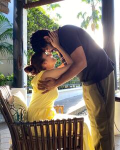 Nayanthara Photos: पति विग्नेश शिवन की बाहों में रोमांटिक हुईं नयनतारा, एक्ट्रेस की ऐसी तस्वीरें आईं सामने