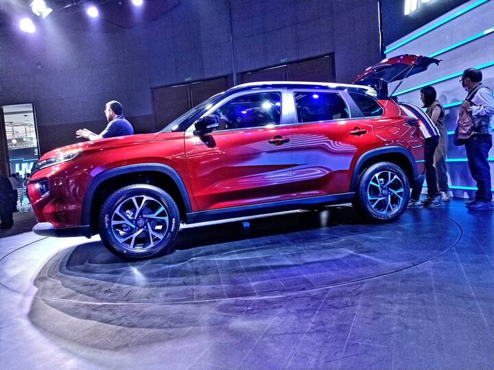 टोयोटा निर्माता कंपनीने भारतात आपली नवीन कार Urban Cruiser Hyryder SUV घेऊन येणार आहे. ही कॉम्पॅक्ट एसयूव्ही आहे जी कॉम्पॅक्ट एसयूव्ही स्पेसमध्ये आहे. ही कार हायब्रिड परफॉर्मन्स आणि वैशिष्ट्यांवर लक्ष केंद्रित करते. या कारची नेमकी वैशिष्ट्ये कोणती आहेत ते जाणून घेऊयात.