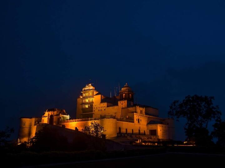 चित्तौड़गढ़ की सुरक्षा उसकी भौगोलिक स्थिति के कारण संकटग्रस्त थी क्योंकि उत्तर भारत को पश्चिमी तटों और मालवा से जोड़ने वाला यह प्रमुख केन्द्र था इसलिए हमेशा से राजनैतिक शक्तियों की धुणी स्थल, राजमहल, उदयपुर महत्वाकांक्षाओं का केन्द्र रहा था.