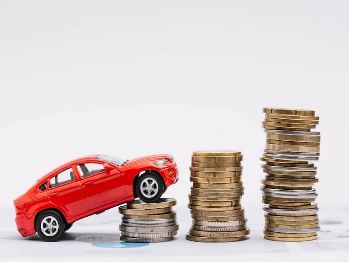 Documents Required for Car Loan: भारत में ऑटोमोबाइल इंडस्ट्री बहुत तेजी से आगे बढ़ रही है. आजकल हर व्यक्ति का यह सपना हो गया है कि उसका खुद का घर और कार हो. इस सपने को पूरा करने के लिए लोग अक्सर कोर लोन की सुविधा लेते हैं. आजकल बैंक और NBFC अच्छा सिबिल स्कोर और पर लोगों को आसानी से लोन देते हैं. (PC: Freepik)