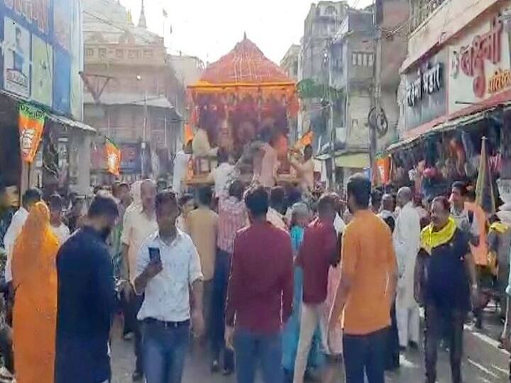 रथयात्रा चरहाई, बड़े महावीर मंदिर, बड़ा फुहारा, कमानिया गेट, सराफा चौक, मिलौनीगंज चौक, हनुमानताल होते हुए बड़ी खेरमाई मंदिर स्थित सिंहवाहनी मंदिर पहुंची. यहां भगवान 12 दिनों तक अपनी मौसी के घर विराजमान रहेंगे, जहां नित प्रतिदिन भजन, कीर्तन, भंडारा आदि होंगे.